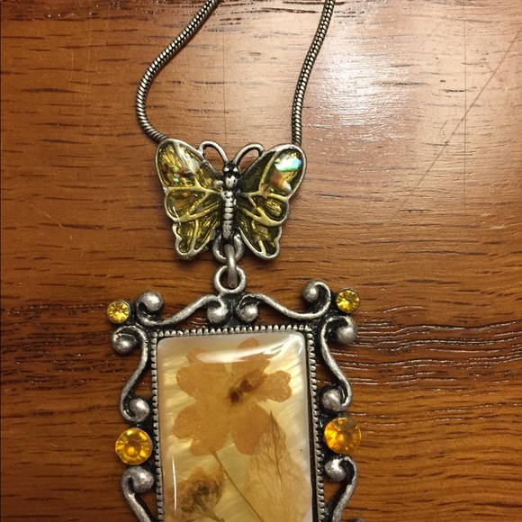 Y2K Vintage Resin Dried Flower Butterfly Necklace - Picture 6 of 6